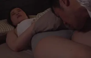 3 ngày ông xã đi công tác, vợ ở nhà nữa đêm bị bố ông xã mò vào phòng