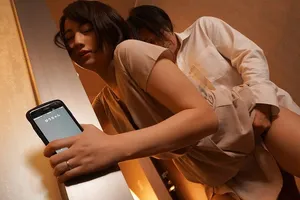 Người vợ đi họp lớp rồi đụ với nyc mặc cho chồng ở nhà chờ